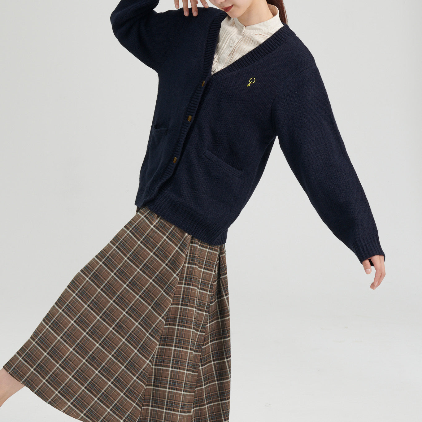 "Q.K." カーディガン アイボリー グレー ネイビー ブラック 刺繍 シンプル ポケット 秋冬 メンズ レディース 制服 通勤 オフィス - QurioStore QurioS