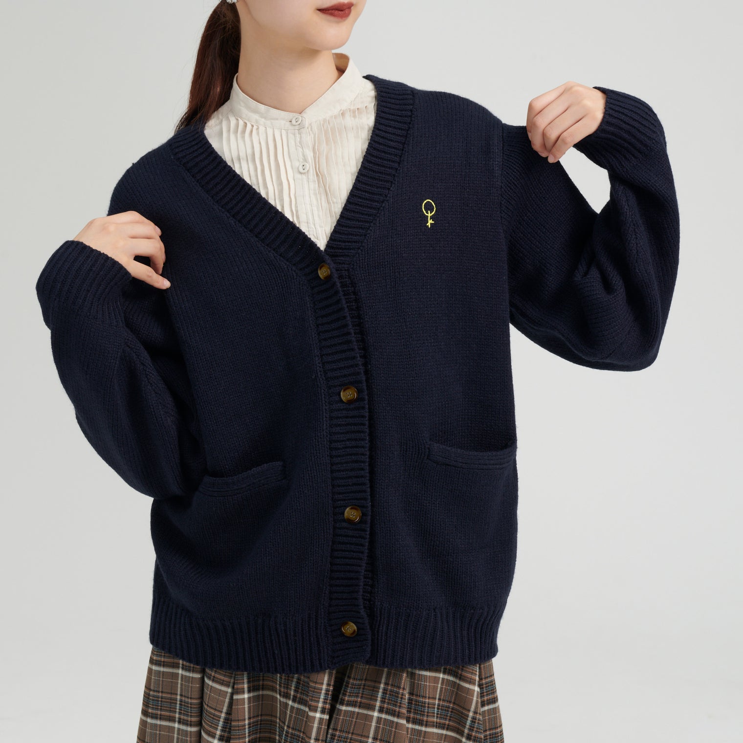 "Q.K." カーディガン アイボリー グレー ネイビー ブラック 刺繍 シンプル ポケット 秋冬 メンズ レディース 制服 通勤 オフィス - QurioStore QurioS