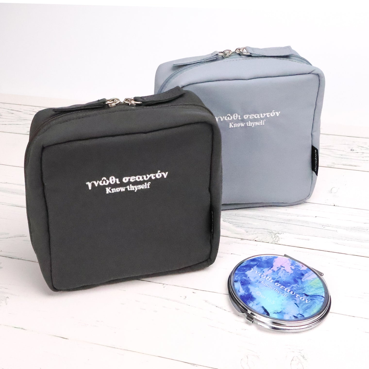"汝自身を知れ" ポーチ チャコール ブラック ライトグレー 哲学 ソクラテス メイク トラベル 自分の無知を自覚せよ - QurioStore QurioS