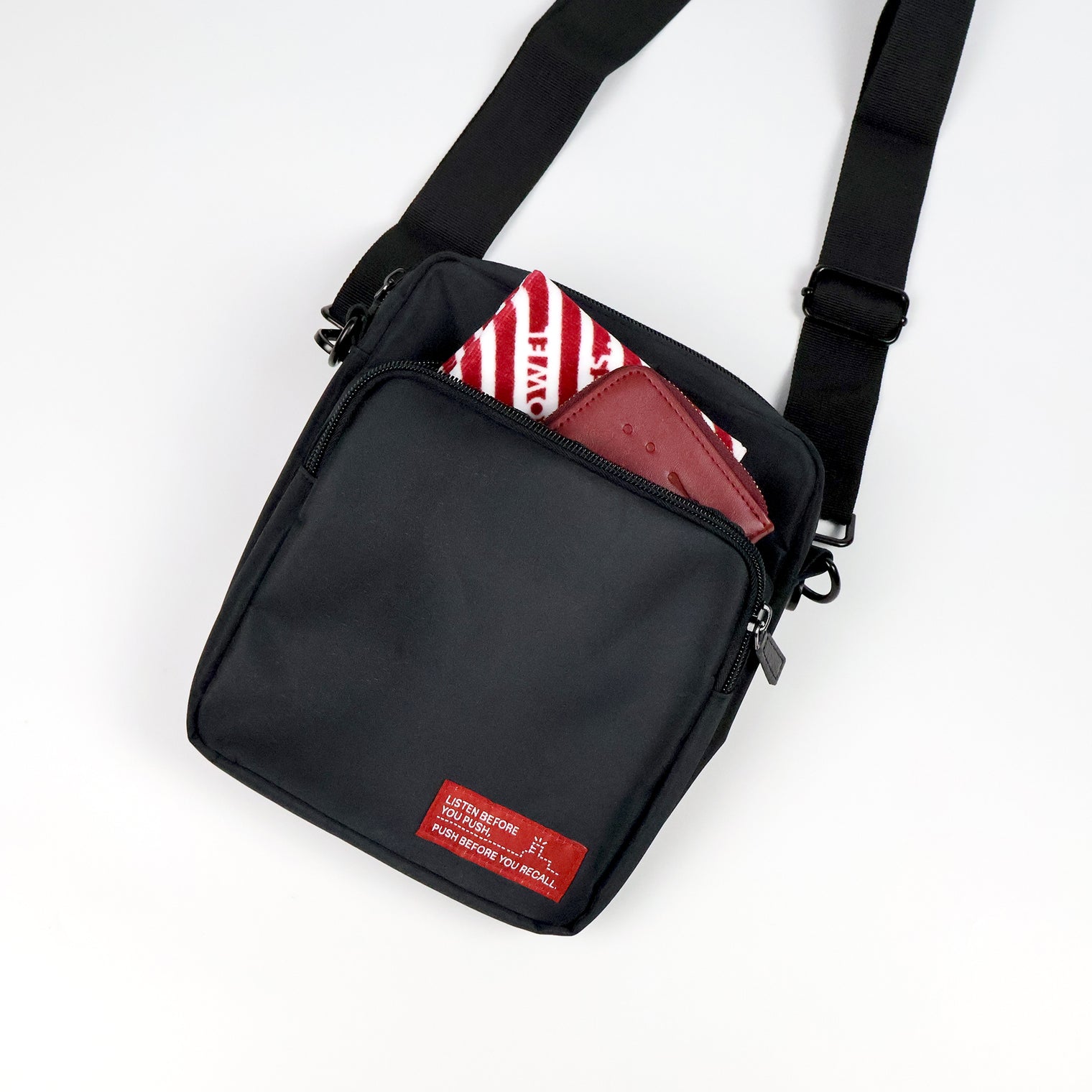 "Push it!" サコッシュ レッド ブラック クイズ 早押し バッグ ショルダー 旅行 収納 ポケット 便利 レディース メンズ カジュアル 軽い オシャレ - QurioStore QurioS