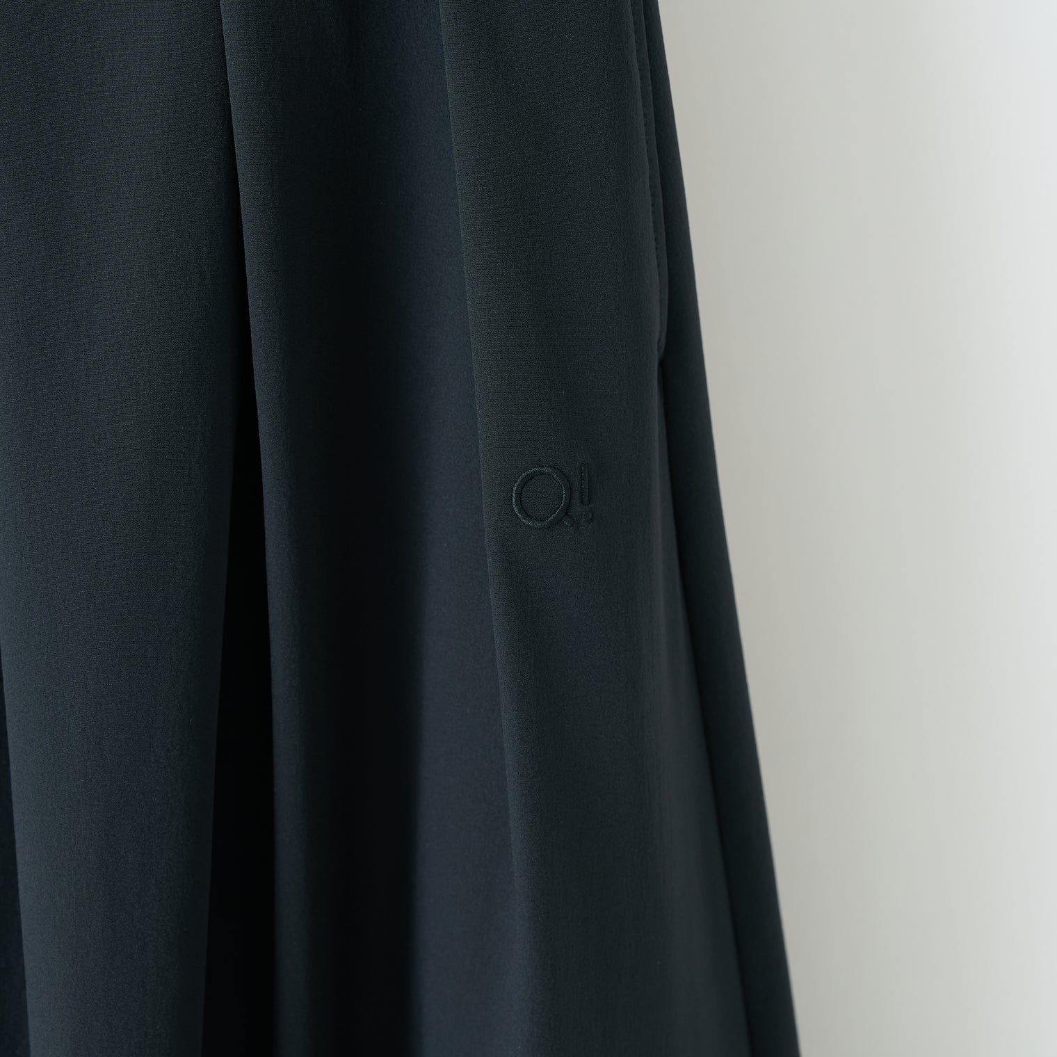 "QurioS" Aラインスカート ネイビー ブラック 刺繍 軽い ウエストゴム - QurioStore QurioS