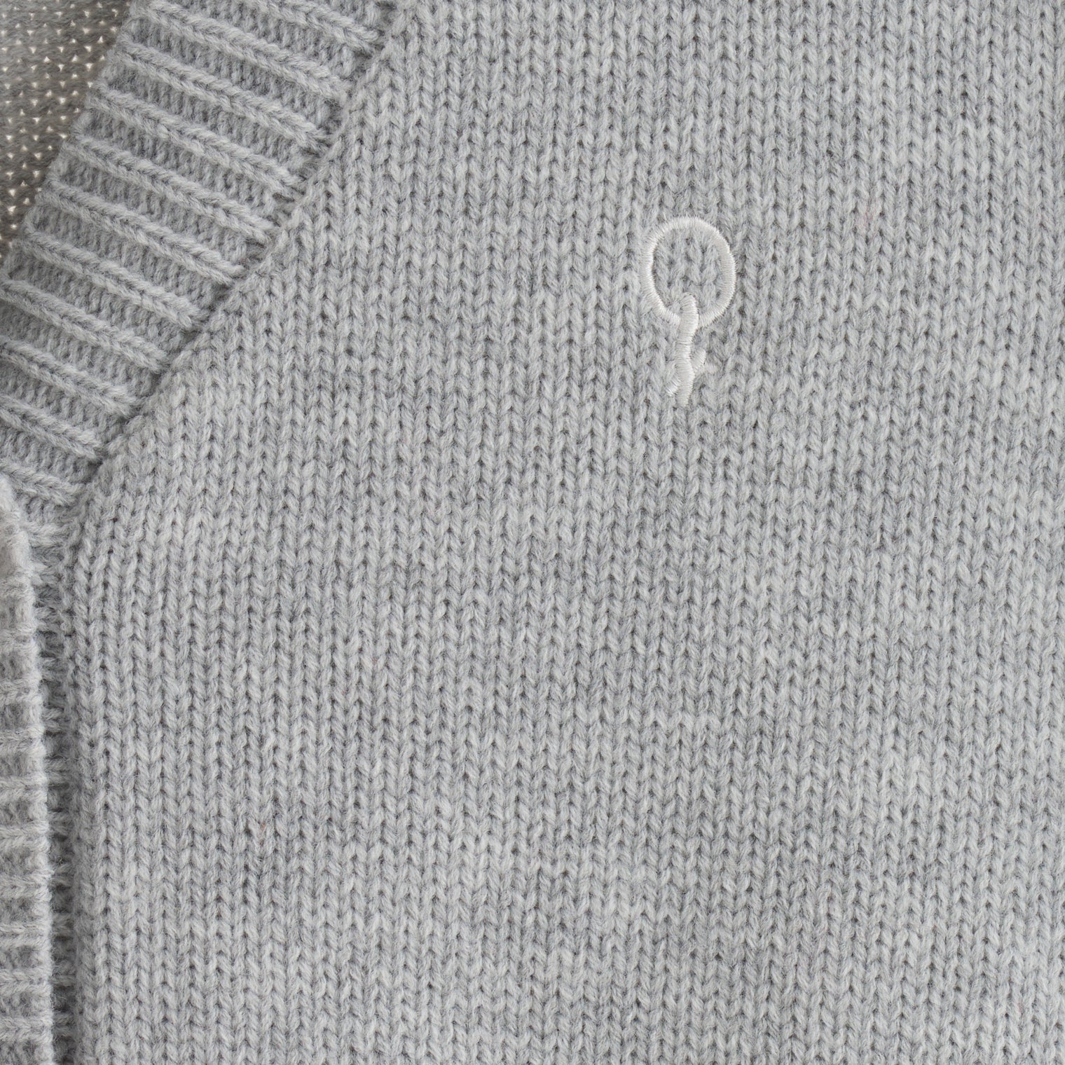 "Q.K." カーディガン アイボリー グレー ネイビー ブラック 刺繍 シンプル ポケット 秋冬 メンズ レディース 制服 通勤 オフィス - QurioStore QurioS