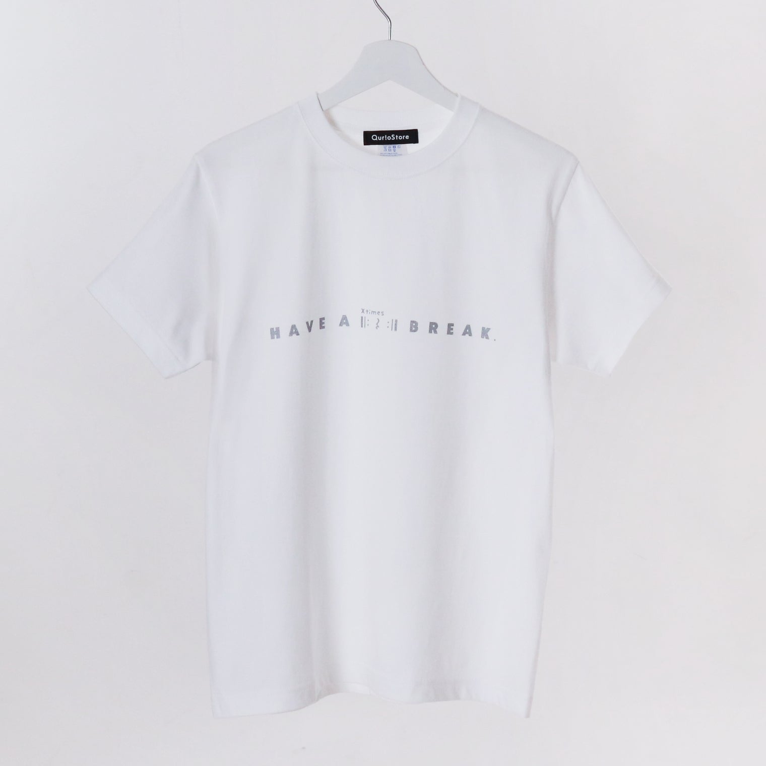 "Have a break" 音楽ロゴTシャツ ホワイト シルバー 音楽記号 リピート 四分休符 Xtimes レディース メンズ 人気 おしゃれ 20代 30代 - QurioStore QurioS