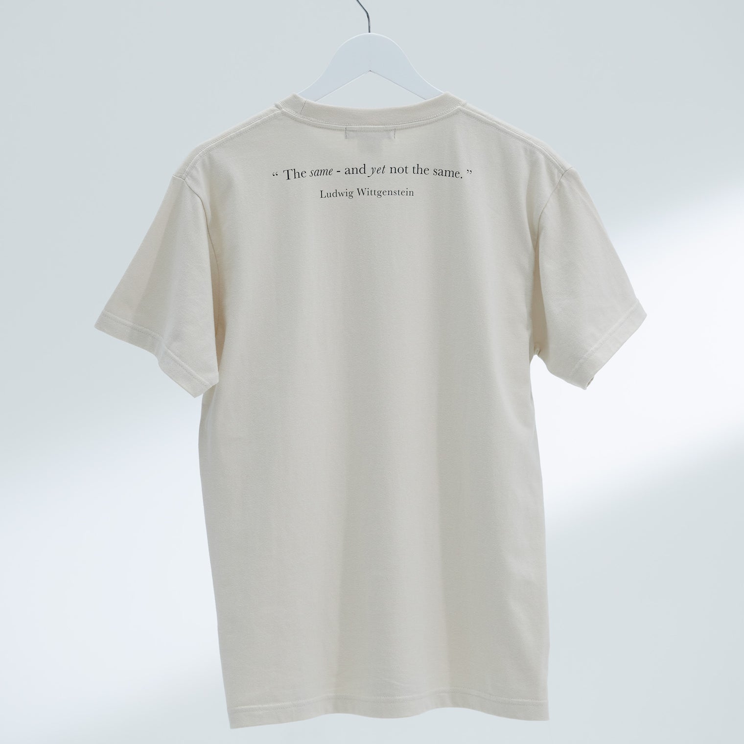 "Same?" Tシャツ ライトベージュ 哲学 多義図形 錯視 ウサギ アヒル - QurioStore QurioS