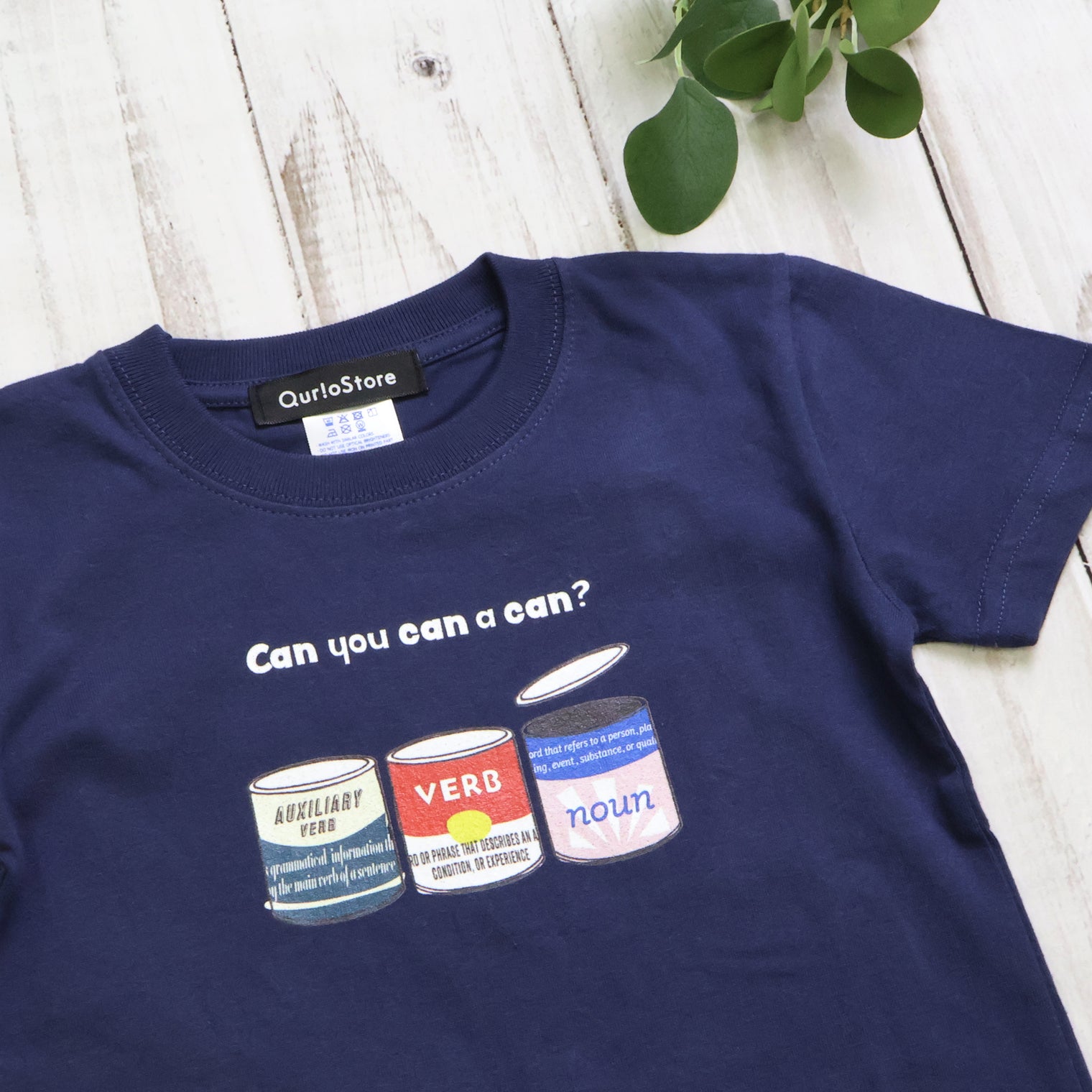 "Can" Tシャツ【キッズ】 ネイビー 英語 Tシャツ 缶 クイズノック グッズ キッズ 親子 ファミリー 人気 おしゃれ - QurioStore QurioS Kids