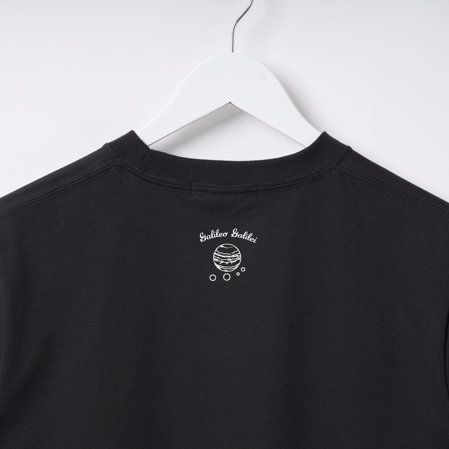 "Discovery" クールタッチTシャツ アイボリー ブラック 物理 物理学 宇宙学 Tシャツ ニュートン ガリレオ りんご 木星 クイズノック グッズ レディース メンズ 人気 おしゃれ 20代 30代 - QurioStore QurioS