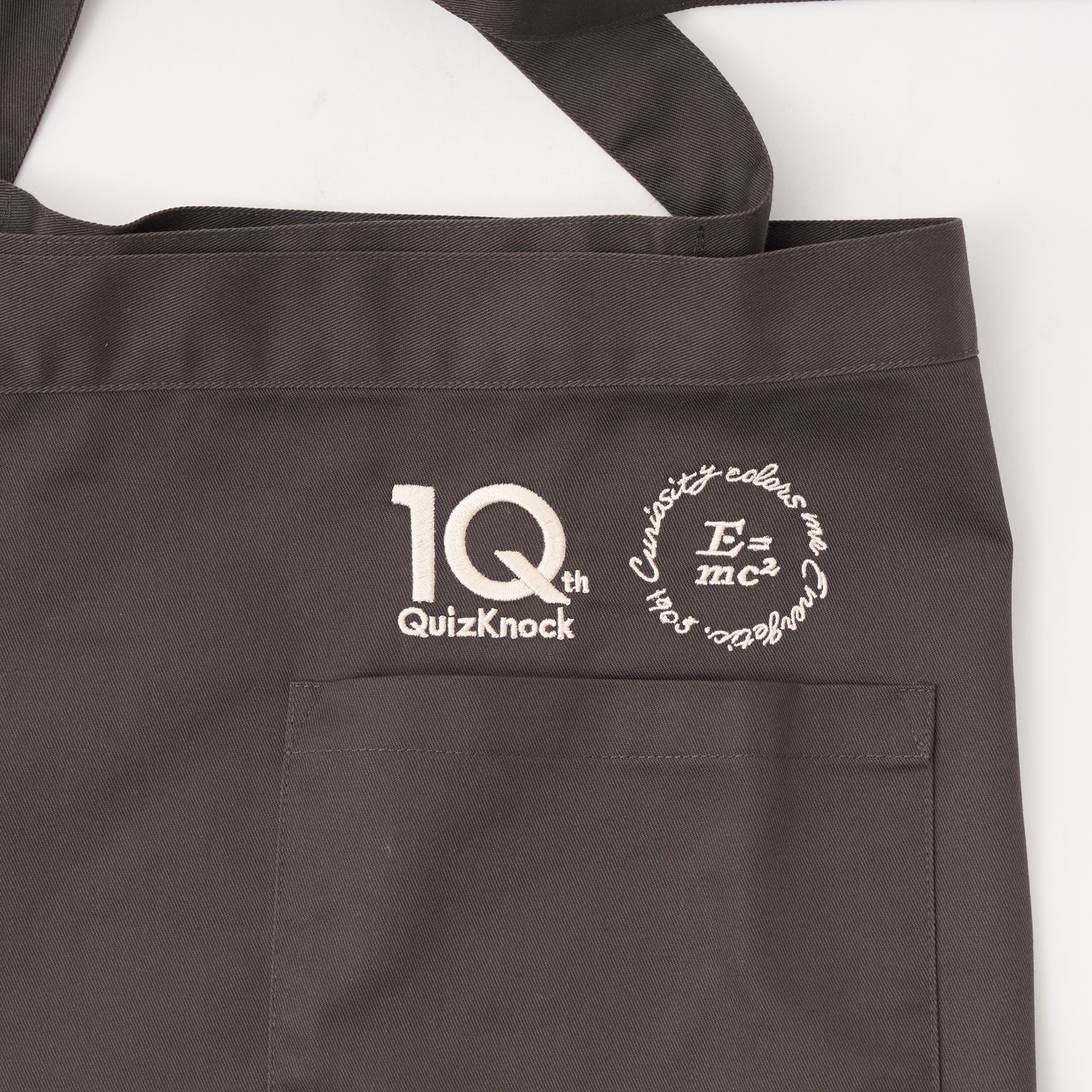 "QurioS" 質量とエネルギーの等価性エプロン【QuizKnock10周年コラボ】 ブラウン 物理学 エネルギー エプロン カフェ 等式 料理 クイズノック グッズ レディース メンズ 人気 おしゃれ 20代 30代 - QurioStore QurioS