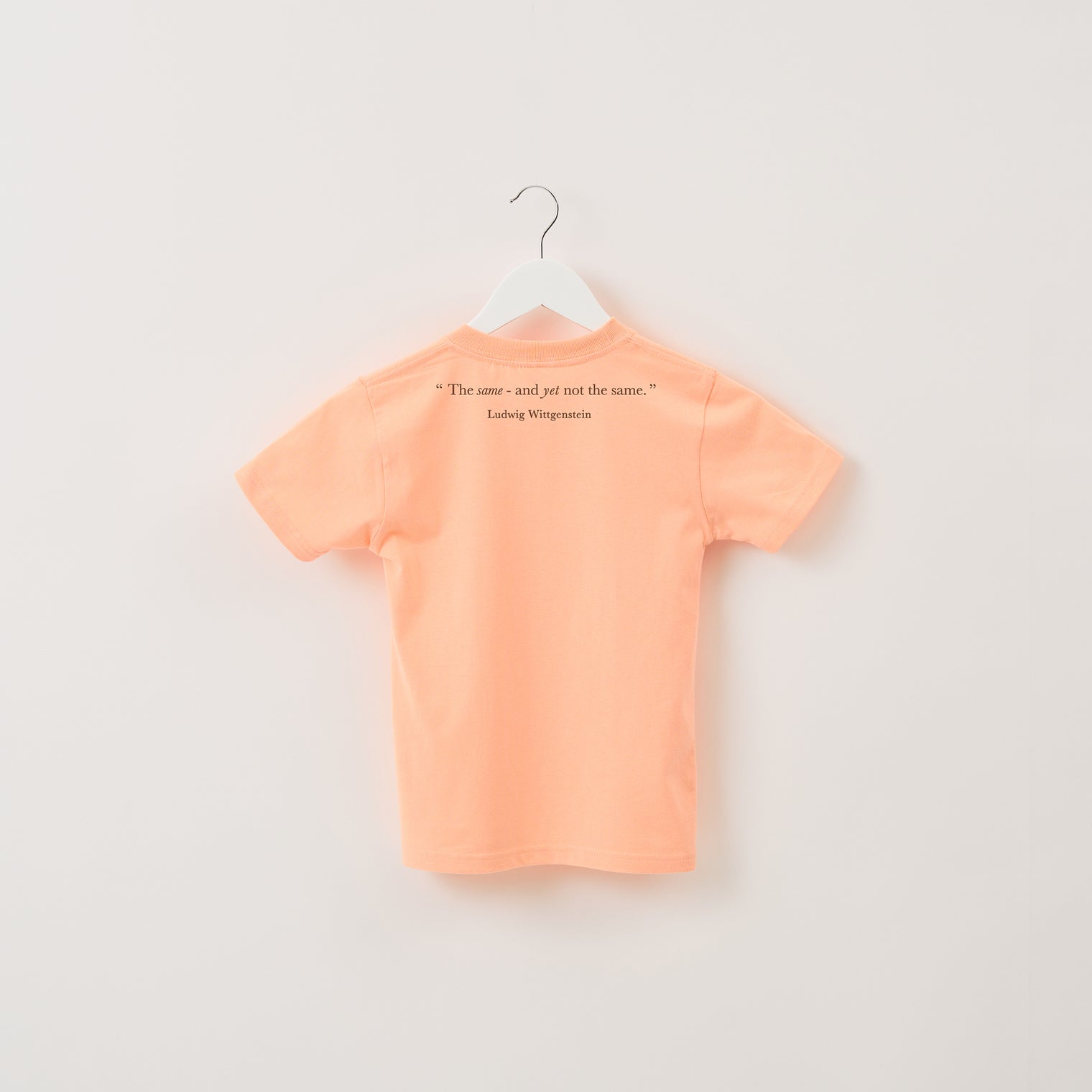 "Same?" Tシャツ【キッズ】 アプリコット オレンジ 心理学 多義図形 Tシャツ ウサギ アヒル クイズノック グッズ キッズ 親子 ファミリー 人気 おしゃれ - QurioStore QurioS Kids