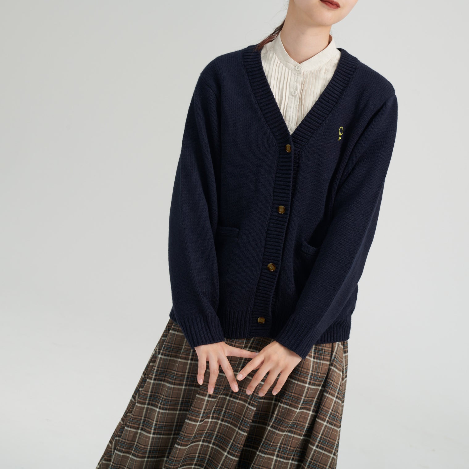 "Q.K." カーディガン アイボリー グレー ネイビー ブラック 刺繍 シンプル ポケット 秋冬 メンズ レディース 制服 通勤 オフィス - QurioStore QurioS