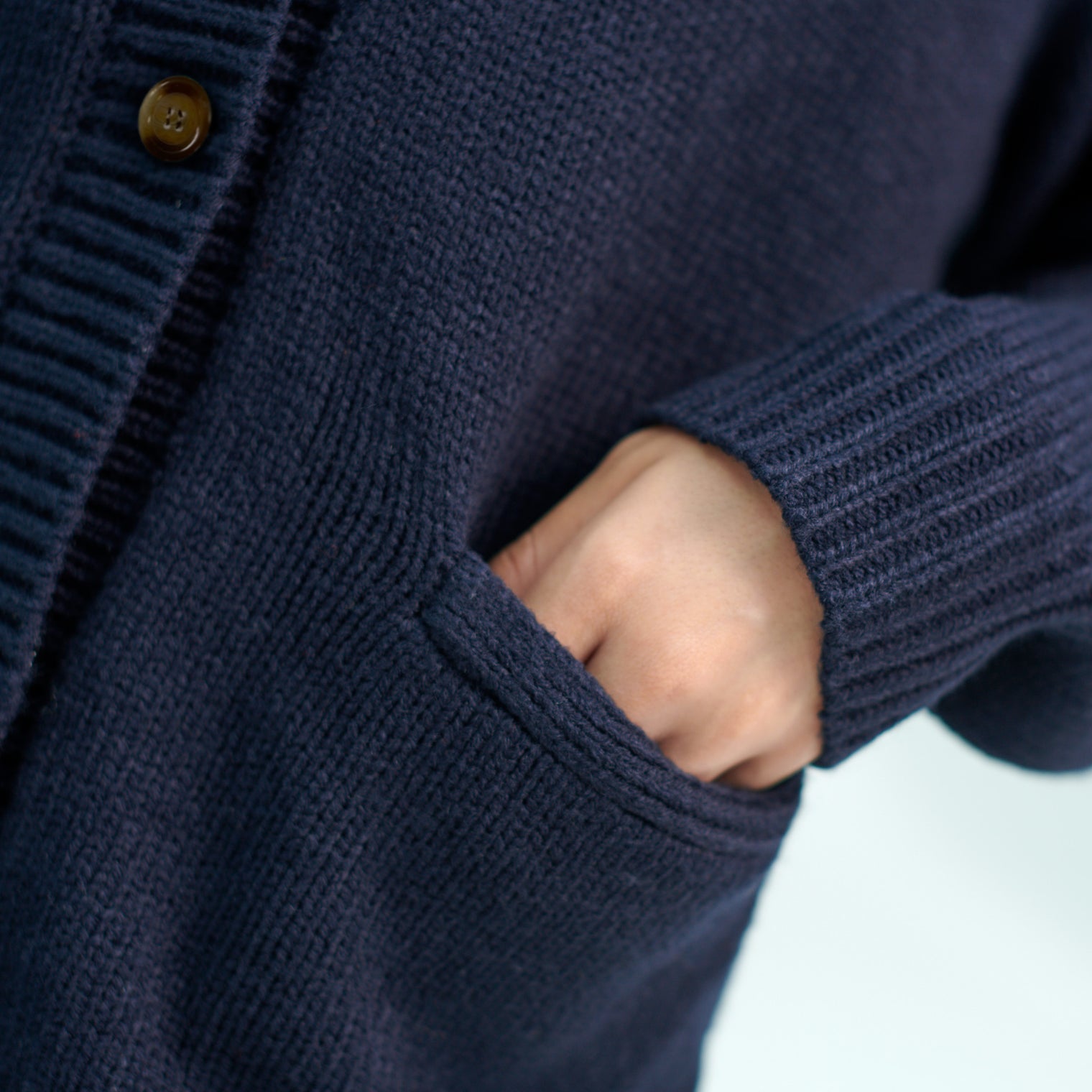 "Q.K." カーディガン アイボリー グレー ネイビー ブラック 刺繍 シンプル ポケット 秋冬 メンズ レディース 制服 通勤 オフィス - QurioStore QurioS