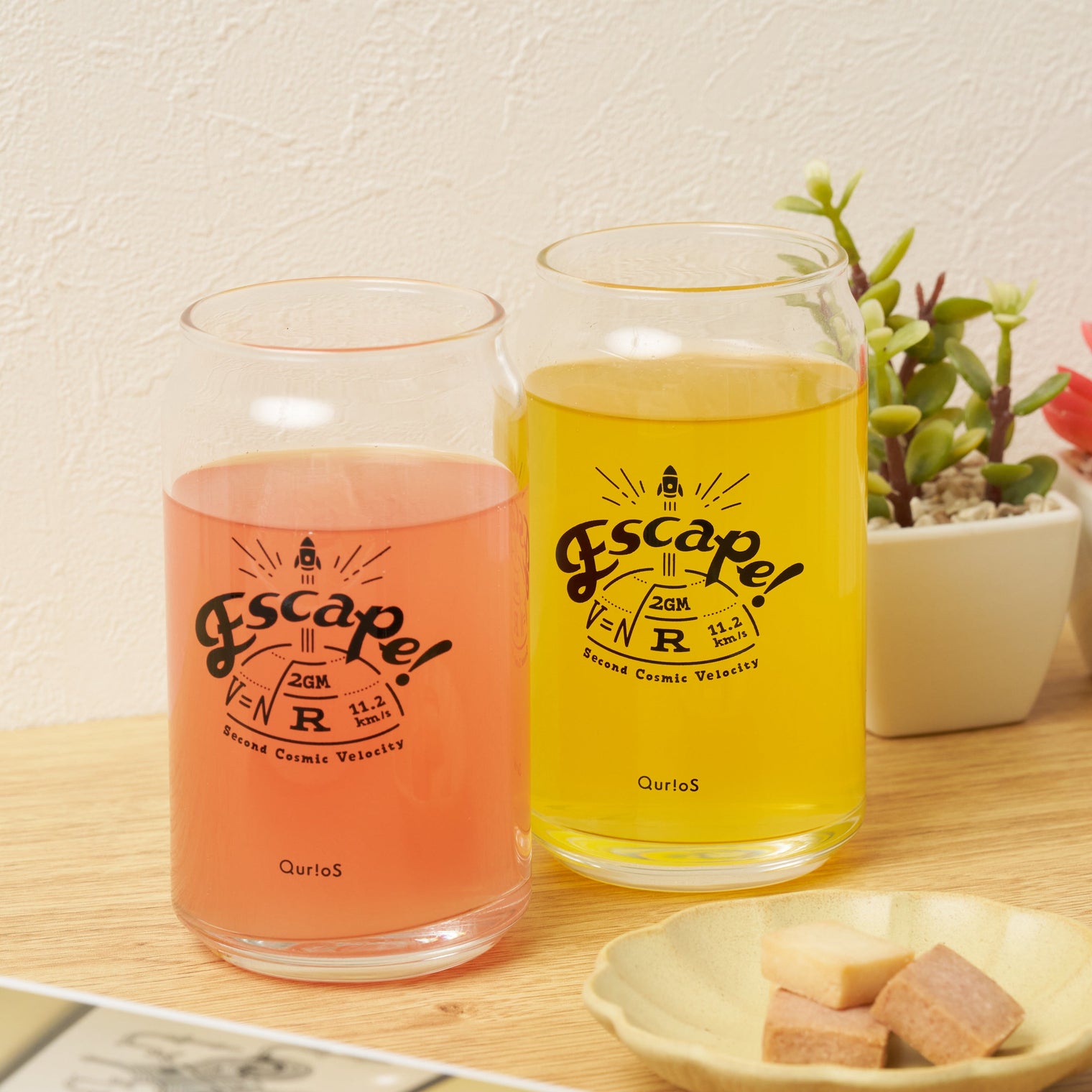 "第二宇宙速度" 缶型グラス クリア 物理 脱出速度 コップ 小物入れ - QurioStore QurioS