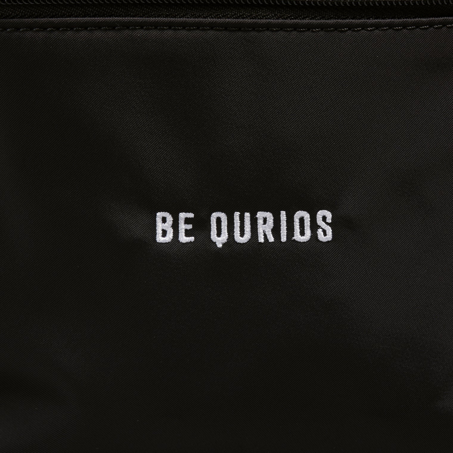 "Be QurioS" リュック