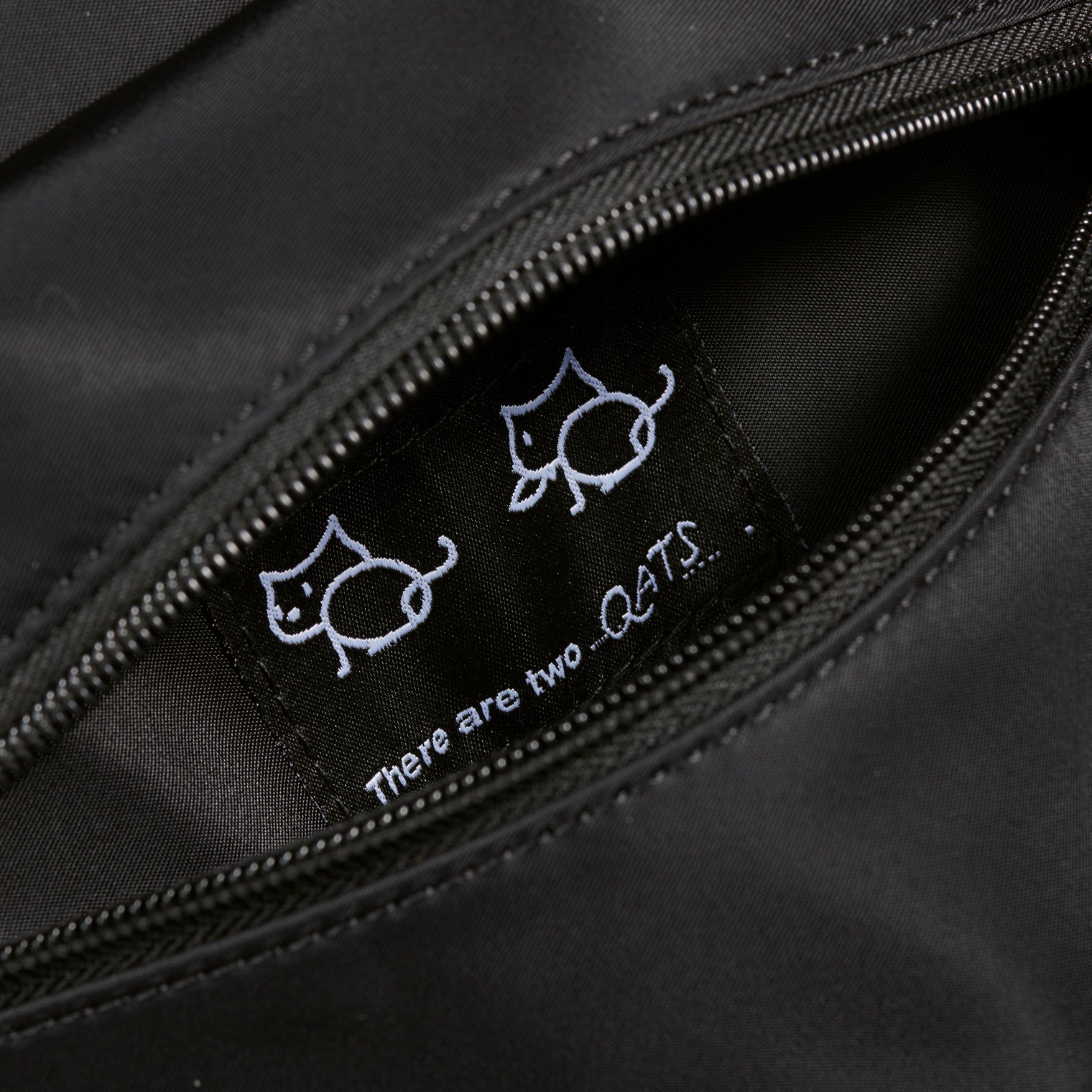 "Be QurioS" リュック