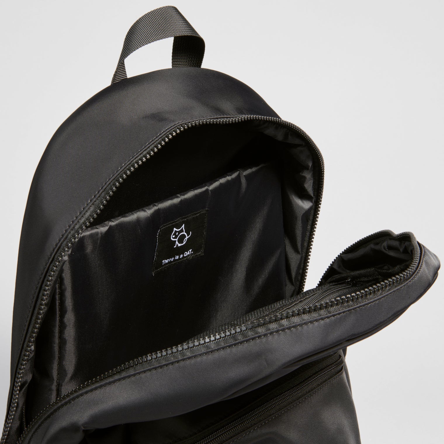 "Be QurioS" リュック