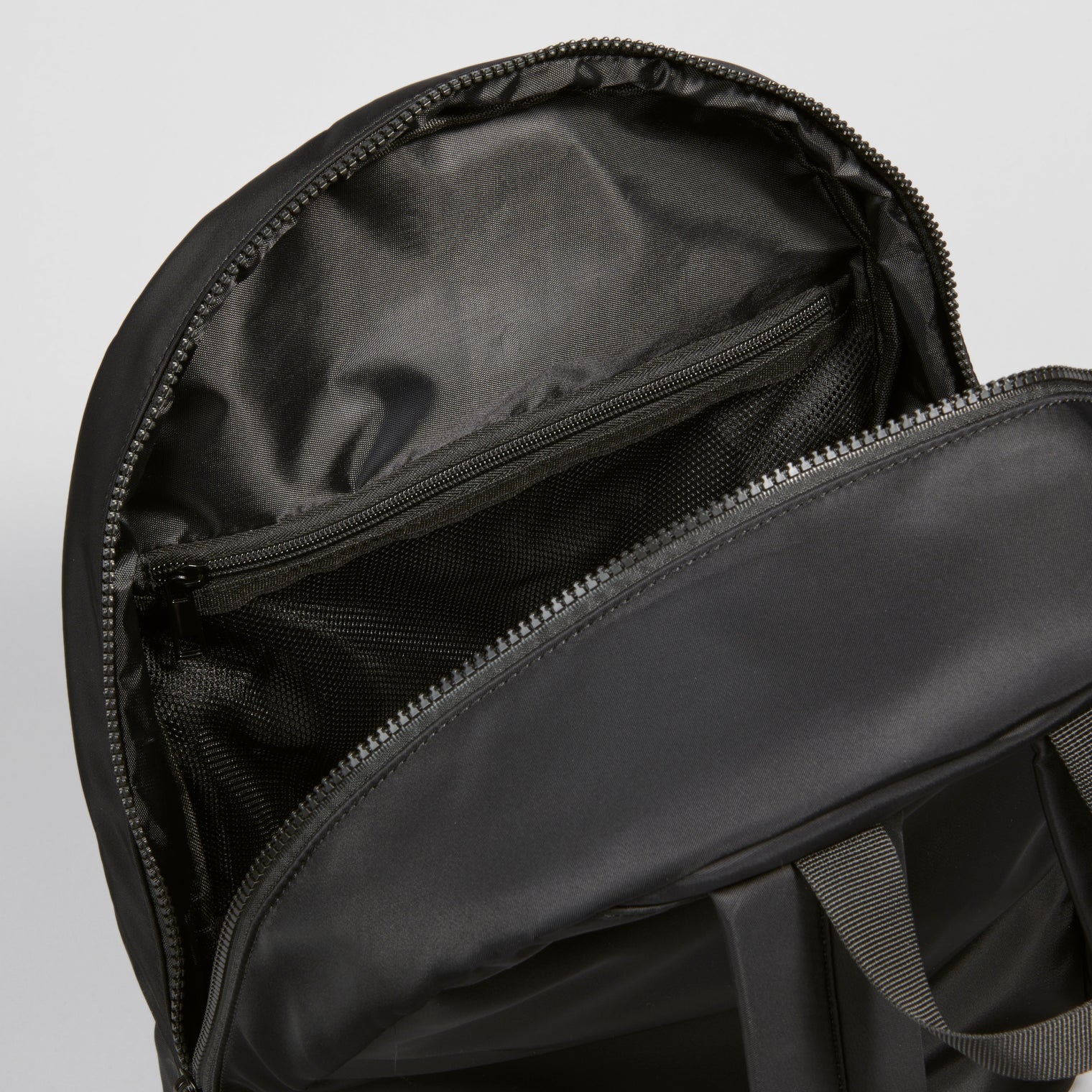 "Be QurioS" リュック