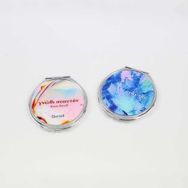 "汝自身を知れ" ミラー ブルー ペールピンク 哲学 ソクラテス 拡大鏡 コンパクト 自分の無知を自覚せよ - QurioStore QurioS