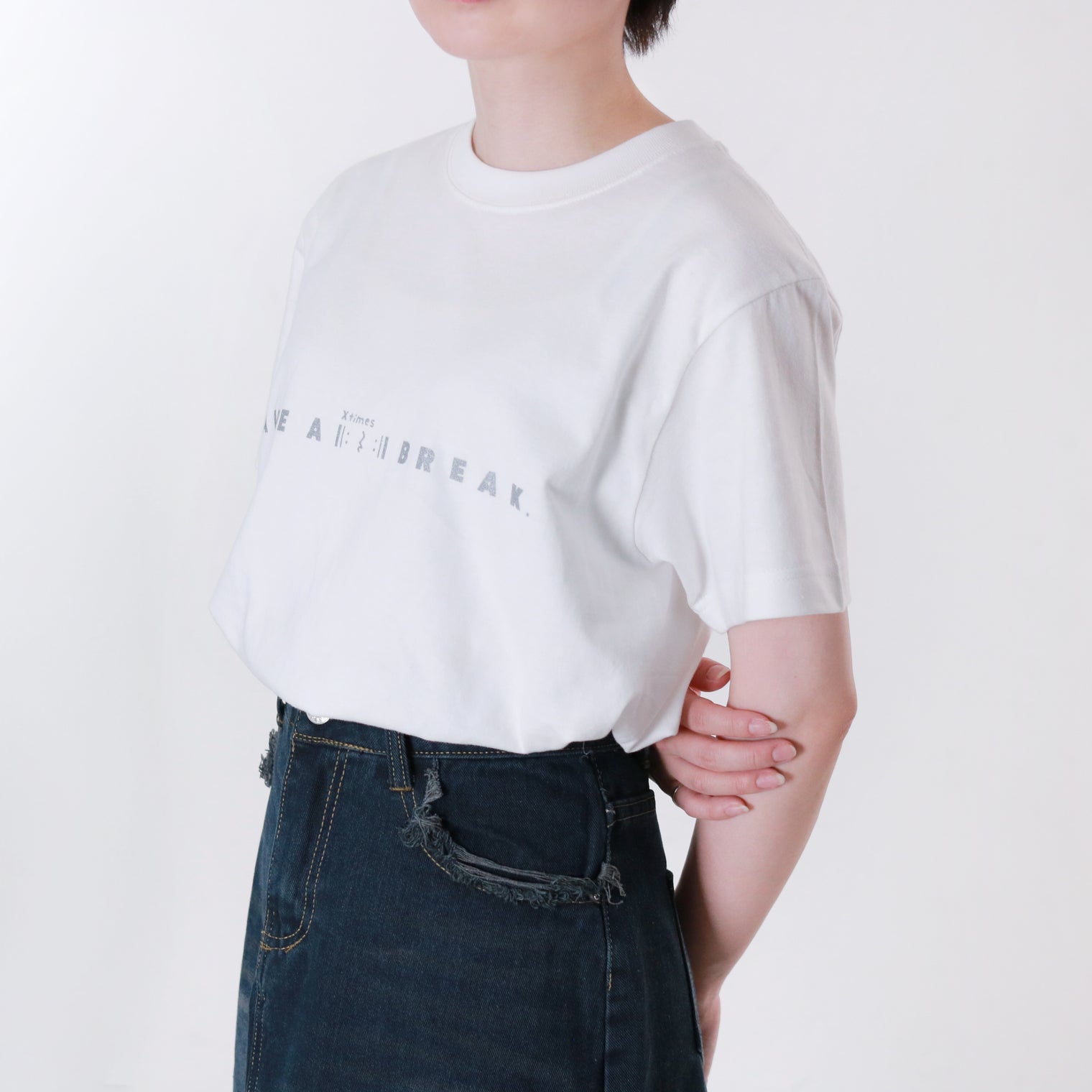 "Have a break" 音楽ロゴTシャツ ホワイト シルバー 音楽記号 リピート 四分休符 Xtimes レディース メンズ 人気 おしゃれ 20代 30代 コーデ - QurioStore QurioS