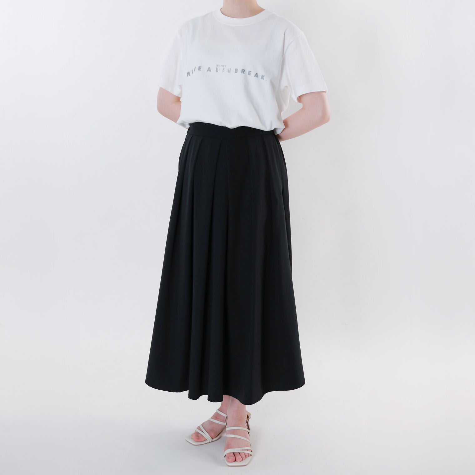 "Have a break" 音楽ロゴTシャツ ホワイト シルバー 音楽記号 リピート 四分休符 Xtimes レディース メンズ 人気 おしゃれ 20代 30代 コーデ - QurioStore QurioS