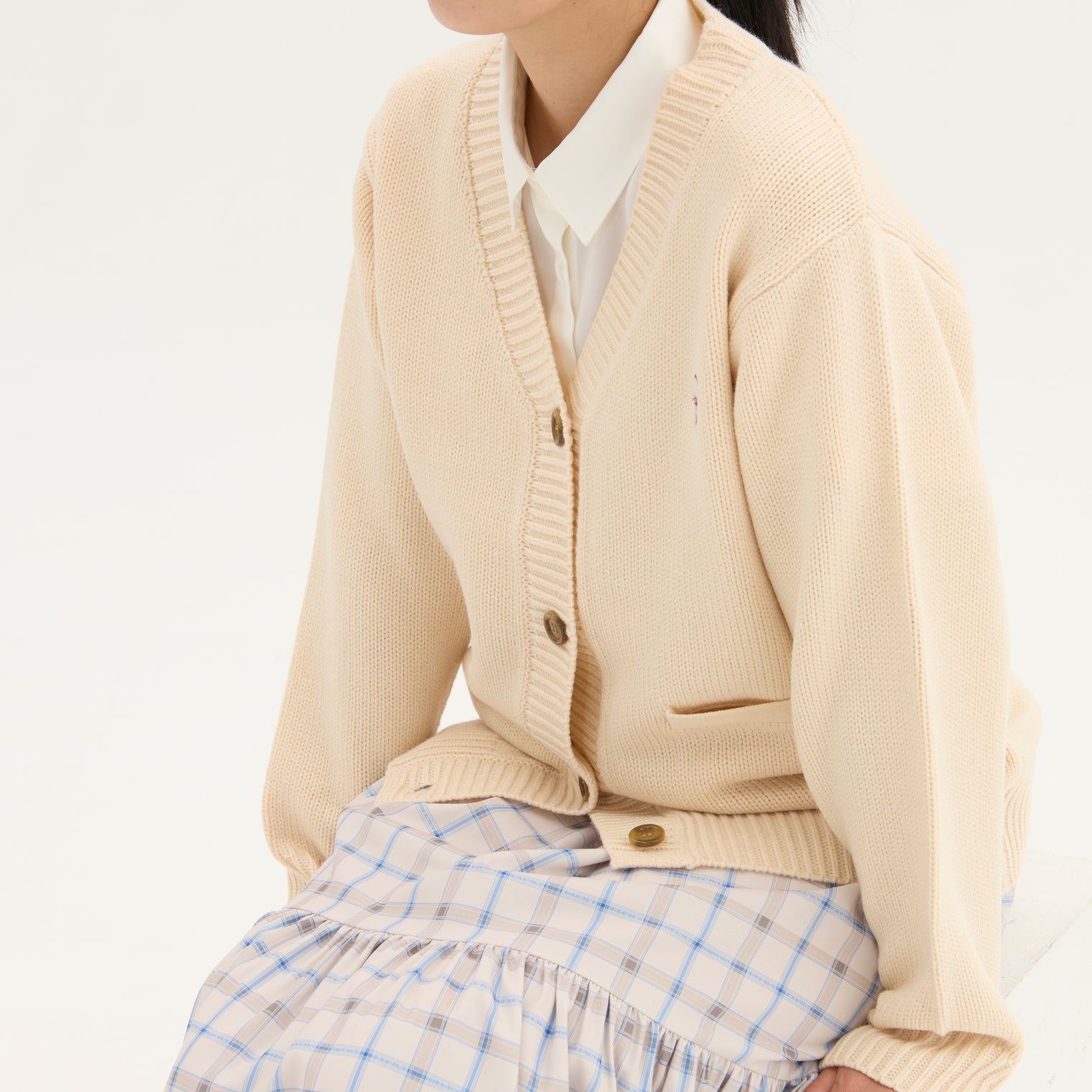 "Q.K." カーディガン アイボリー グレー ネイビー ブラック 刺繍 シンプル ポケット 秋冬 メンズ レディース 制服 通勤 オフィス - QurioStore QurioS