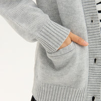 "Q.K." カーディガン アイボリー グレー ネイビー ブラック 刺繍 シンプル ポケット 秋冬 メンズ レディース 制服 通勤 オフィス - QurioStore QurioS