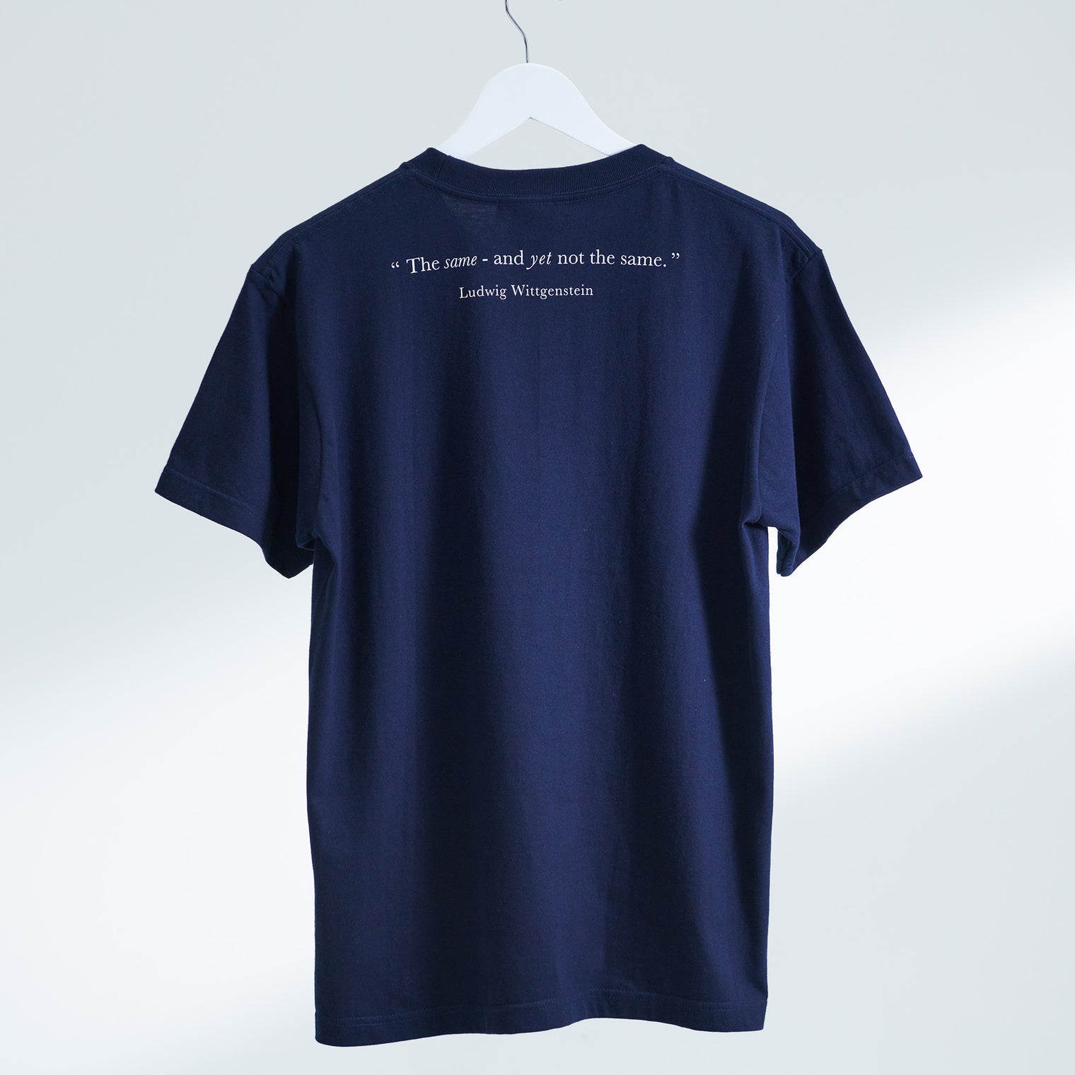 "Same?" Tシャツ ネイビー 哲学 多義図形 錯視 ウサギ アヒル - QurioStore QurioS