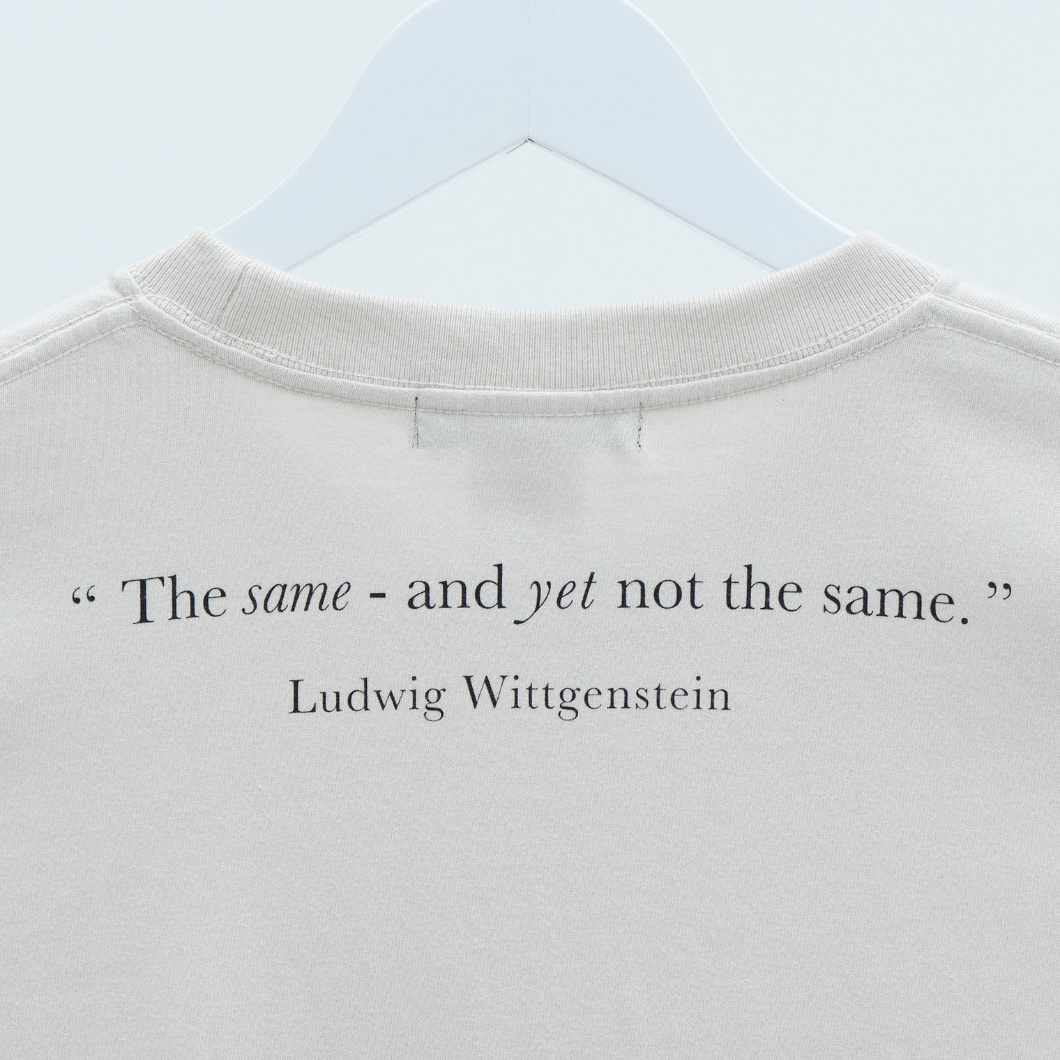 "Same?" Tシャツ ライトベージュ 哲学 多義図形 錯視 ウサギ アヒル - QurioStore QurioS