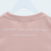 "Same?" Tシャツ ダスティピンク 哲学 多義図形 錯視 ウサギ アヒル - QurioStore QurioS