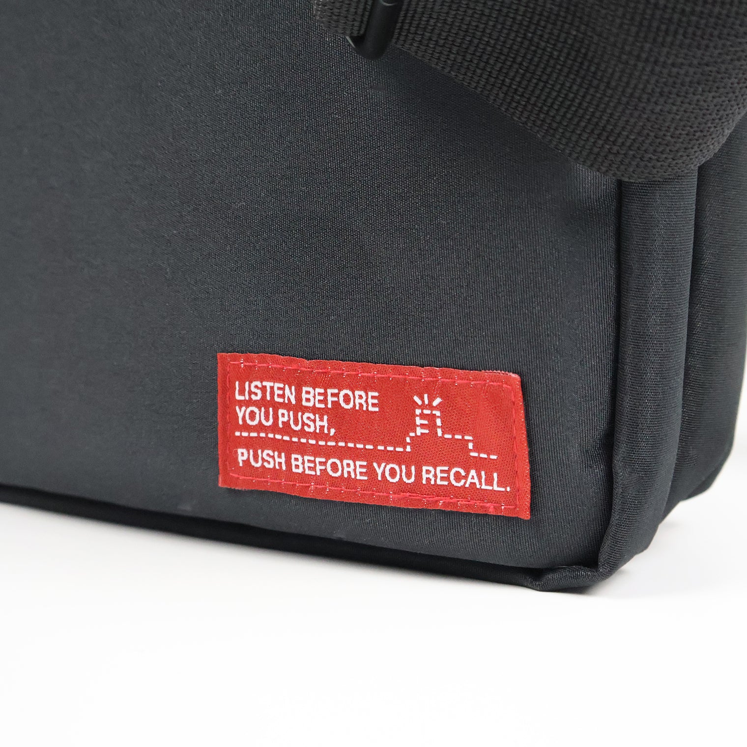 "Push it!" サコッシュ レッド ブラック クイズ 早押し バッグ ショルダー 旅行 収納 ポケット 便利 レディース メンズ カジュアル 軽い オシャレ - QurioStore QurioS