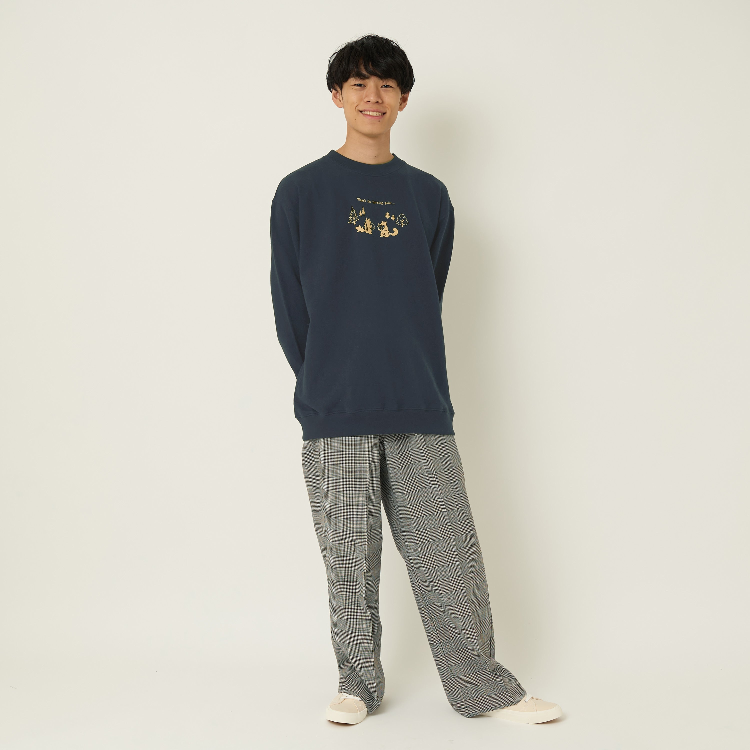 ギザギザのくるみを食べるリス