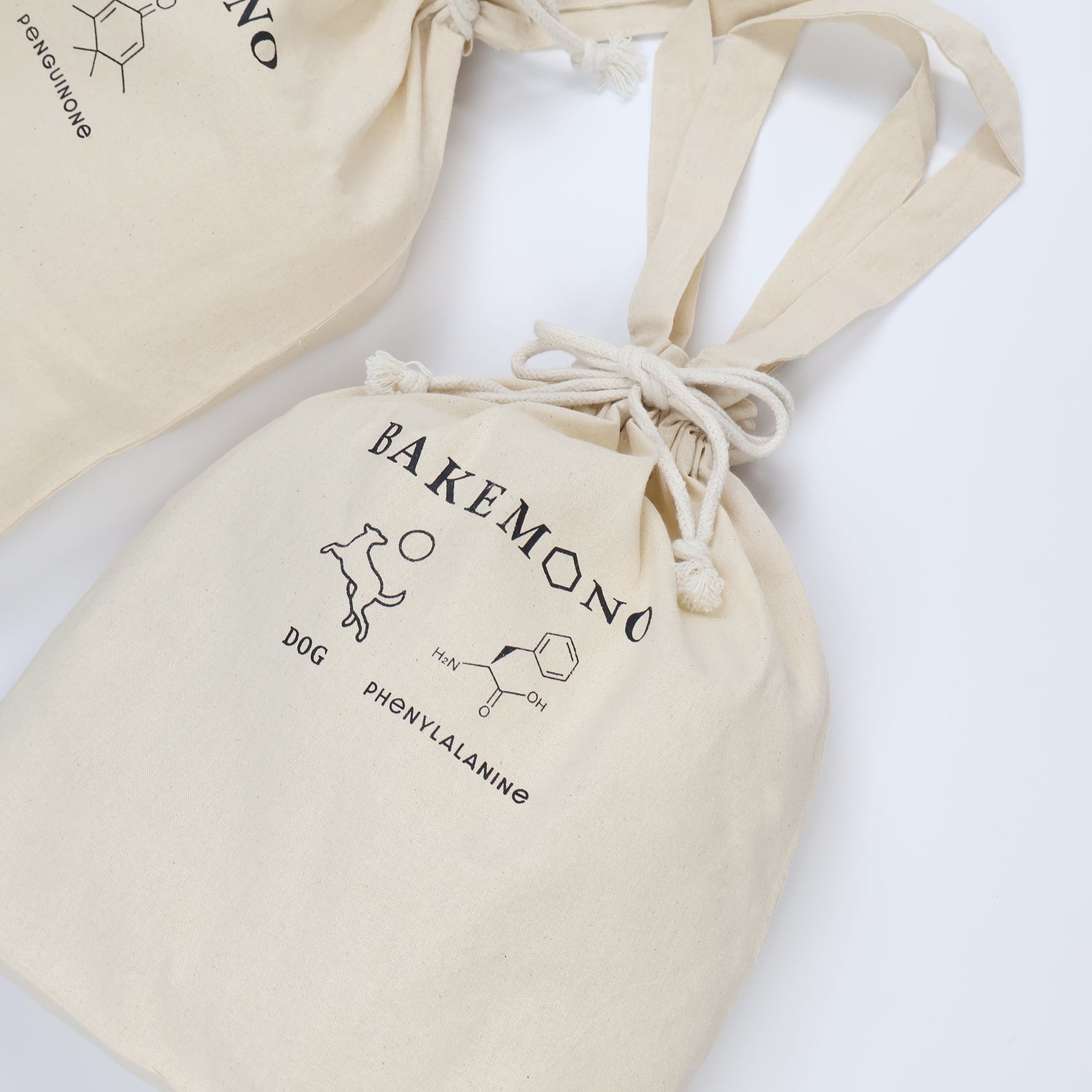 "BAKEMONO" 巾着バッグ ベージュ 化学 構造式 バッグ ペンギン ドッグ 犬 レディース メンズ 人気 おしゃれ 20代 30代 - QurioStore QurioS