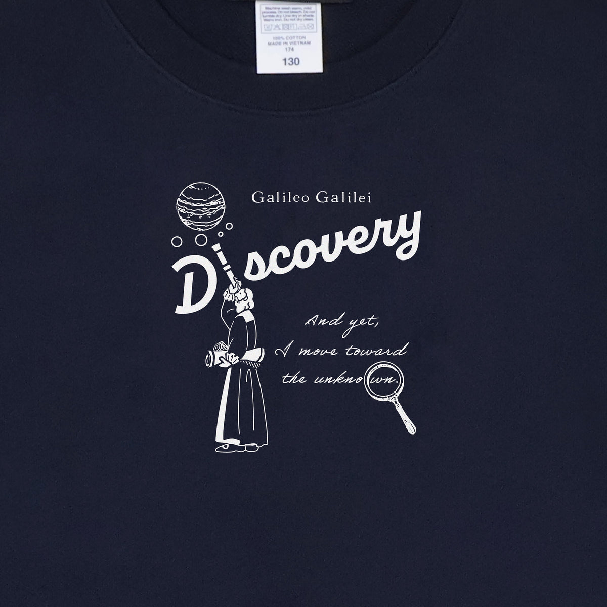 "Discovery" スウェット【キッズ】 ネイビー 物理 物理学 宇宙学 スウェット ニュートン ガリレオ りんご 木星 クイズノック グッズ キッズ 親子 ファミリー 人気 おしゃれ - QurioStore QurioS Kids