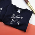 "Discovery" スウェット【キッズ】 ネイビー 物理 物理学 宇宙学 スウェット ニュートン ガリレオ りんご 木星 クイズノック グッズ キッズ 親子 ファミリー 人気 おしゃれ - QurioStore QurioS Kids