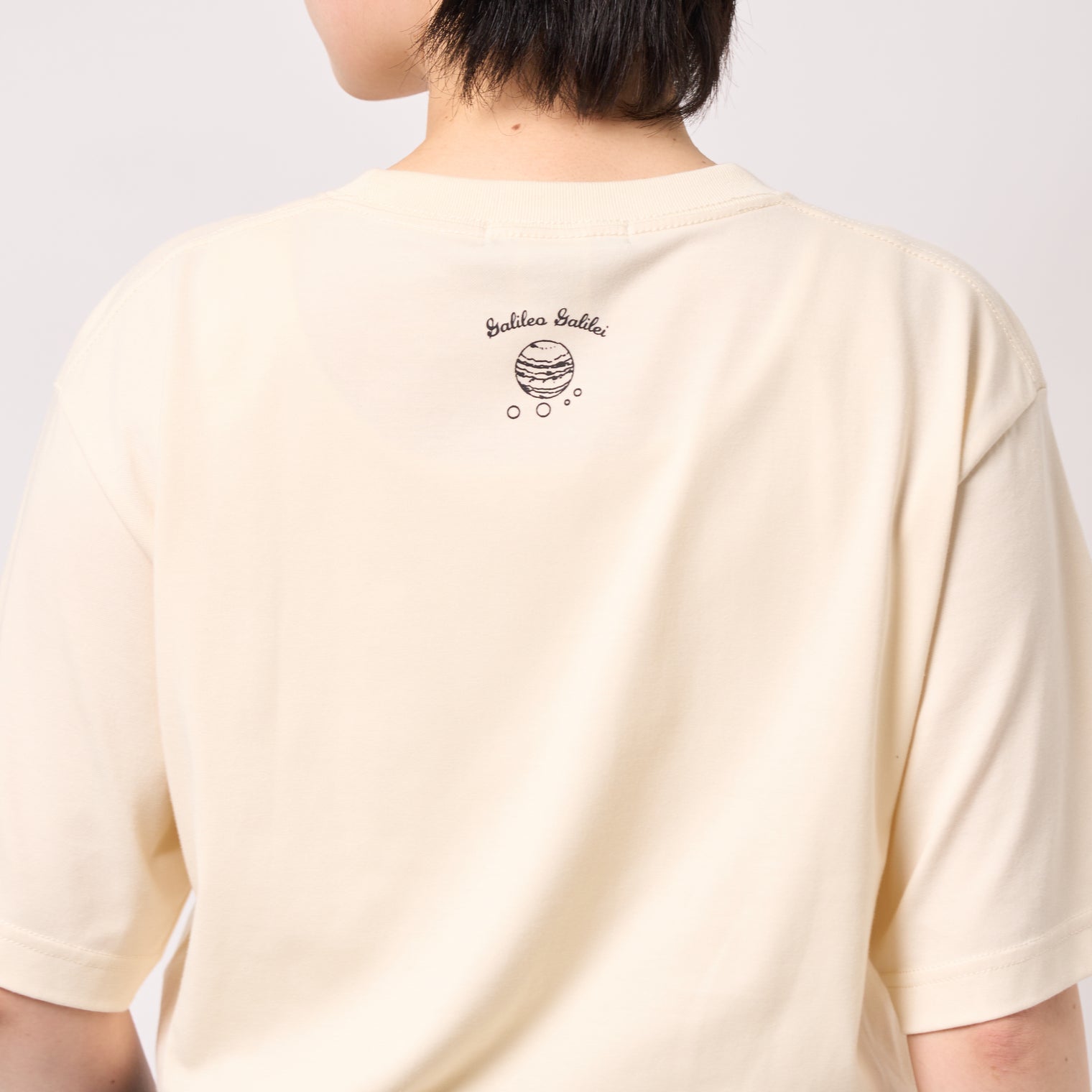 "Discovery" クールタッチTシャツ アイボリー ブラック 物理 物理学 宇宙学 Tシャツ ニュートン ガリレオ りんご 木星 クイズノック グッズ レディース メンズ 人気 おしゃれ 20代 30代 - QurioStore QurioS
