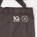 "QurioS" 質量とエネルギーの等価性エプロン【QuizKnock10周年コラボ】 ブラウン 物理学 エネルギー エプロン カフェ 等式 料理 クイズノック グッズ レディース メンズ 人気 おしゃれ 20代 30代 - QurioStore QurioS