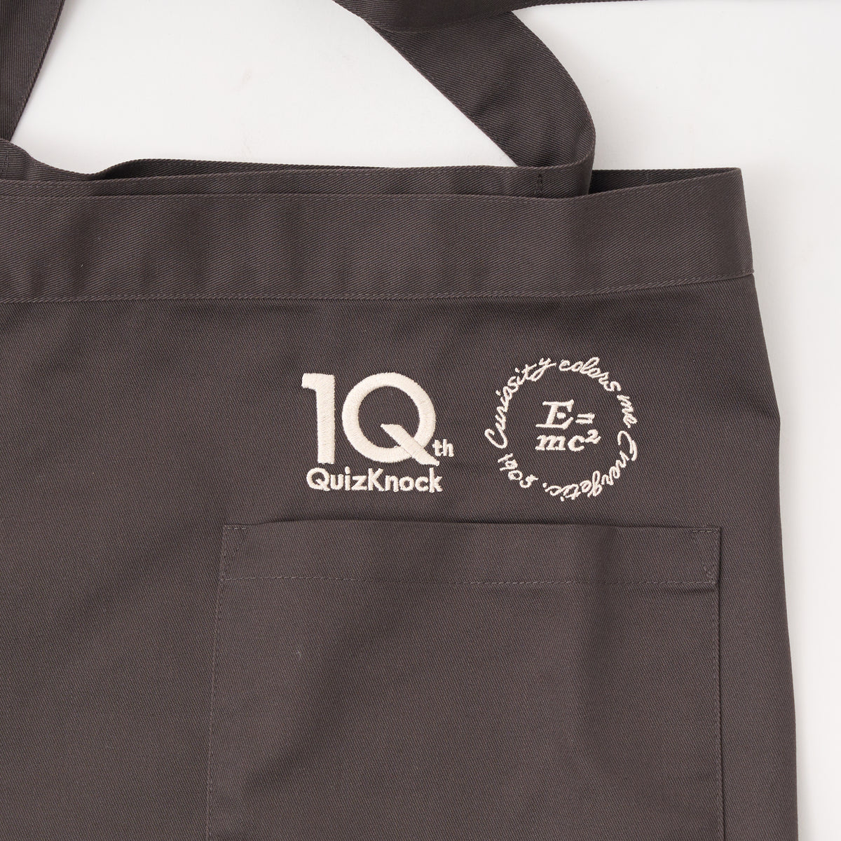 "QurioS" 質量とエネルギーの等価性エプロン【QuizKnock10周年コラボ】 ブラウン 物理学 エネルギー エプロン カフェ 等式 料理 クイズノック グッズ レディース メンズ 人気 おしゃれ 20代 30代 - QurioStore QurioS