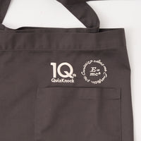 "QurioS" 質量とエネルギーの等価性エプロン【QuizKnock10周年コラボ】 ブラウン 物理学 エネルギー エプロン カフェ 等式 料理 クイズノック グッズ レディース メンズ 人気 おしゃれ 20代 30代 - QurioStore QurioS