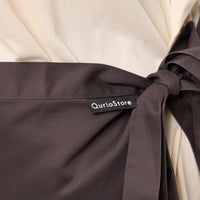 "QurioS" 質量とエネルギーの等価性エプロン【QuizKnock10周年コラボ】 ブラウン 物理学 エネルギー エプロン カフェ 等式 料理 クイズノック グッズ レディース メンズ 人気 おしゃれ 20代 30代 - QurioStore QurioS