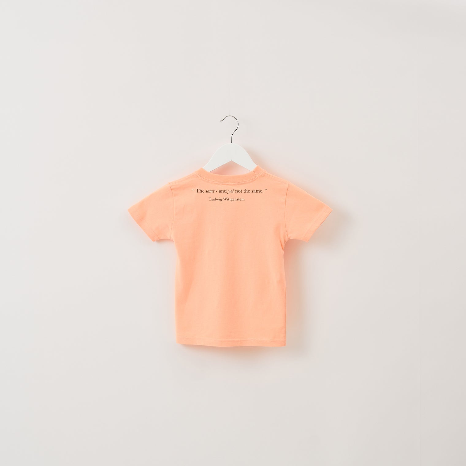 "Same?" Tシャツ【キッズ】 アプリコット オレンジ 心理学 多義図形 Tシャツ ウサギ アヒル クイズノック グッズ キッズ 親子 ファミリー 人気 おしゃれ - QurioStore QurioS Kids