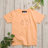 "Same?" Tシャツ【キッズ】 アプリコット オレンジ 心理学 多義図形 Tシャツ ウサギ アヒル クイズノック グッズ キッズ 親子 ファミリー 人気 おしゃれ - QurioStore QurioS Kids