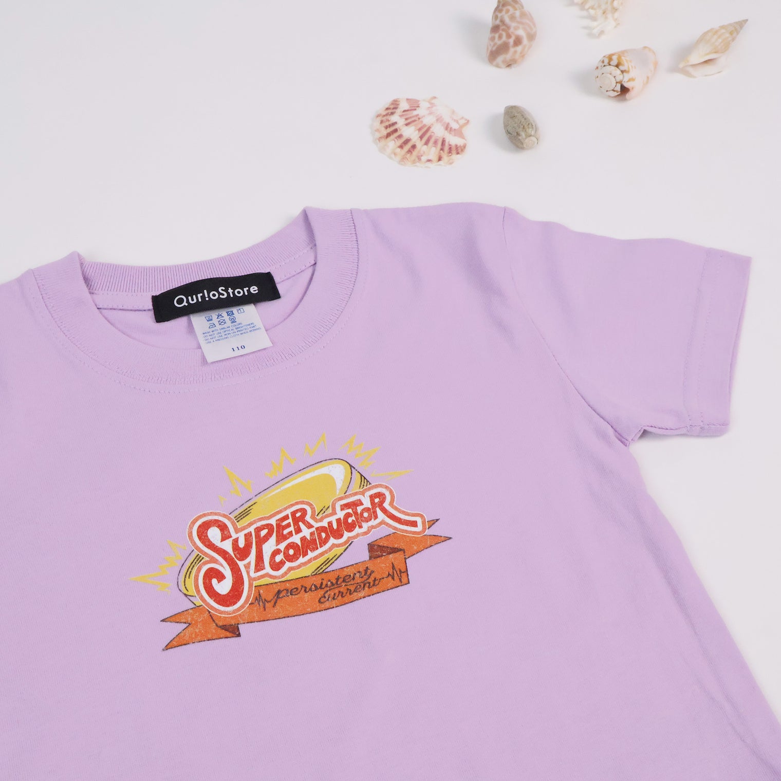 "超伝導" Tシャツ【キッズ】 ラベンダー パープル 物理 超伝導 Tシャツ コイン 稲妻 クイズノック グッズ キッズ 親子 ファミリー 人気 おしゃれ - QurioStore QurioS Kids